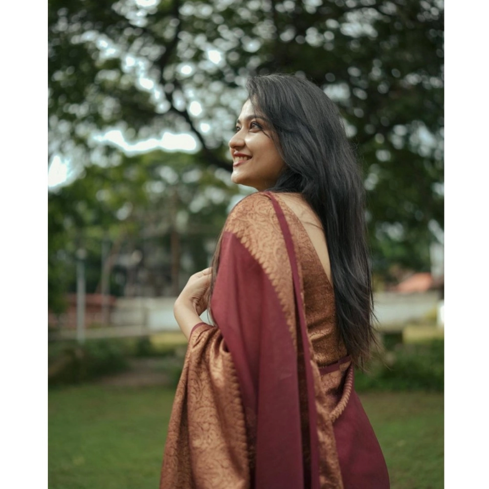 Women's Banarasi Silk Woven Saree With Unstitched Blouse 5.5Mtr (Maroon) - Image 4