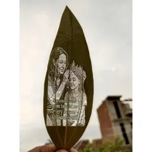 Custom Mother And Daughter Leaf Art – Personalized Engraved Portrait on Natural Leaf