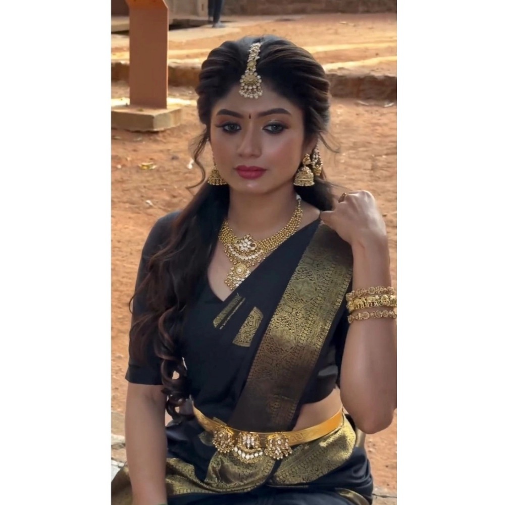 Women's Soft Litchi Silk Jacquard Work Saree With Unstitched Blouse 5.5Mtr (Black) - Image 2